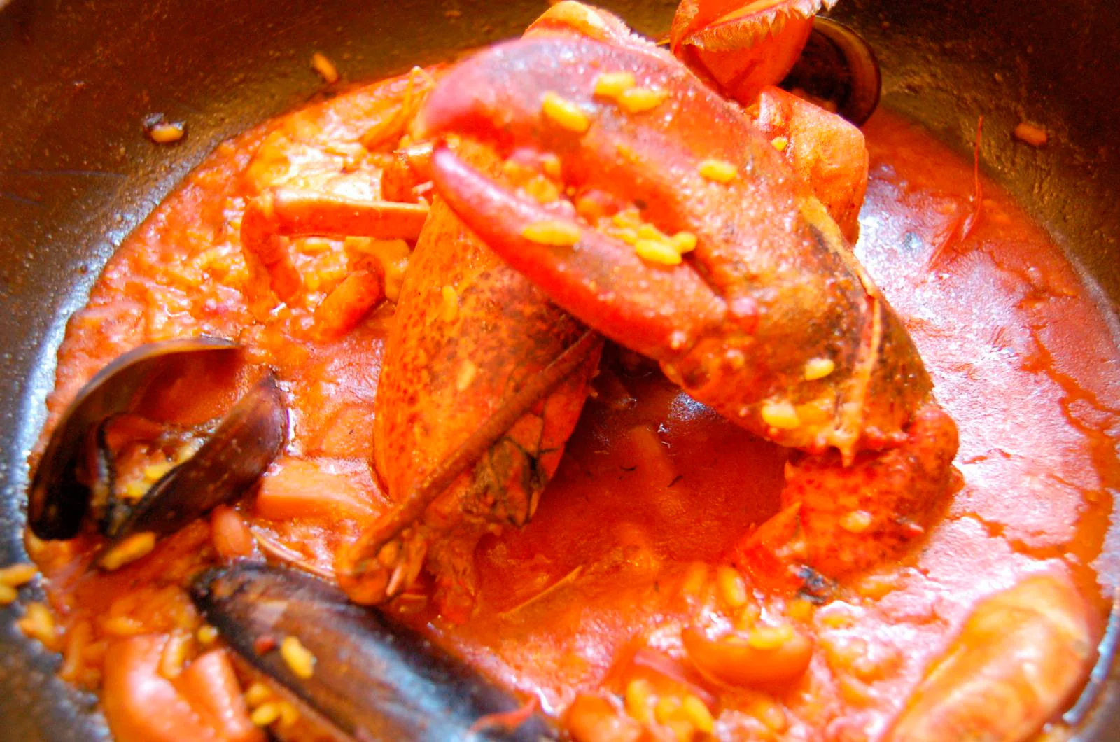 Arroz con bogavante servido en cazuela
