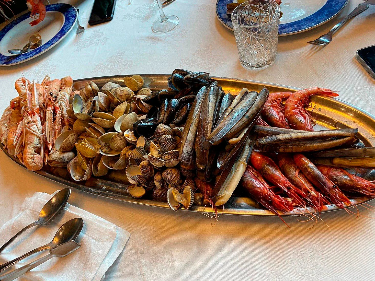 Bandeja de marisco con mejillones, almejas y gambas