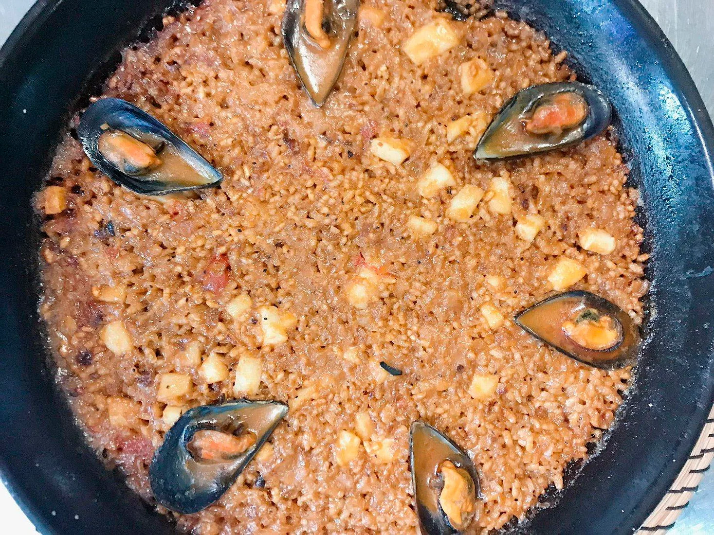 Paella con marisco en su paellera