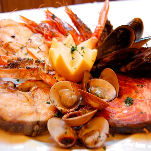 Pescado acompañado de marisco y limón