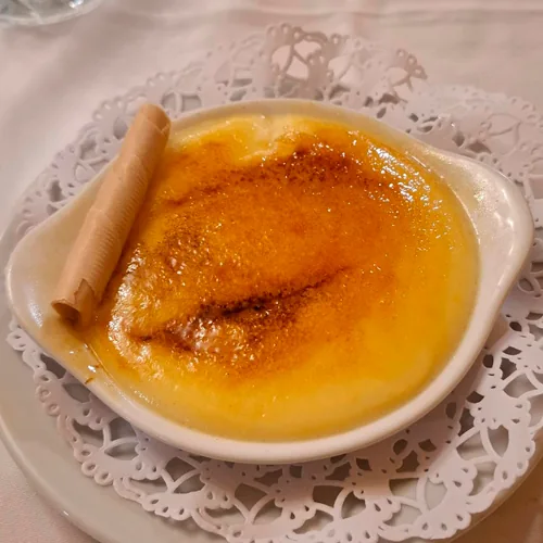Crema catalana con azúcar caramelizado